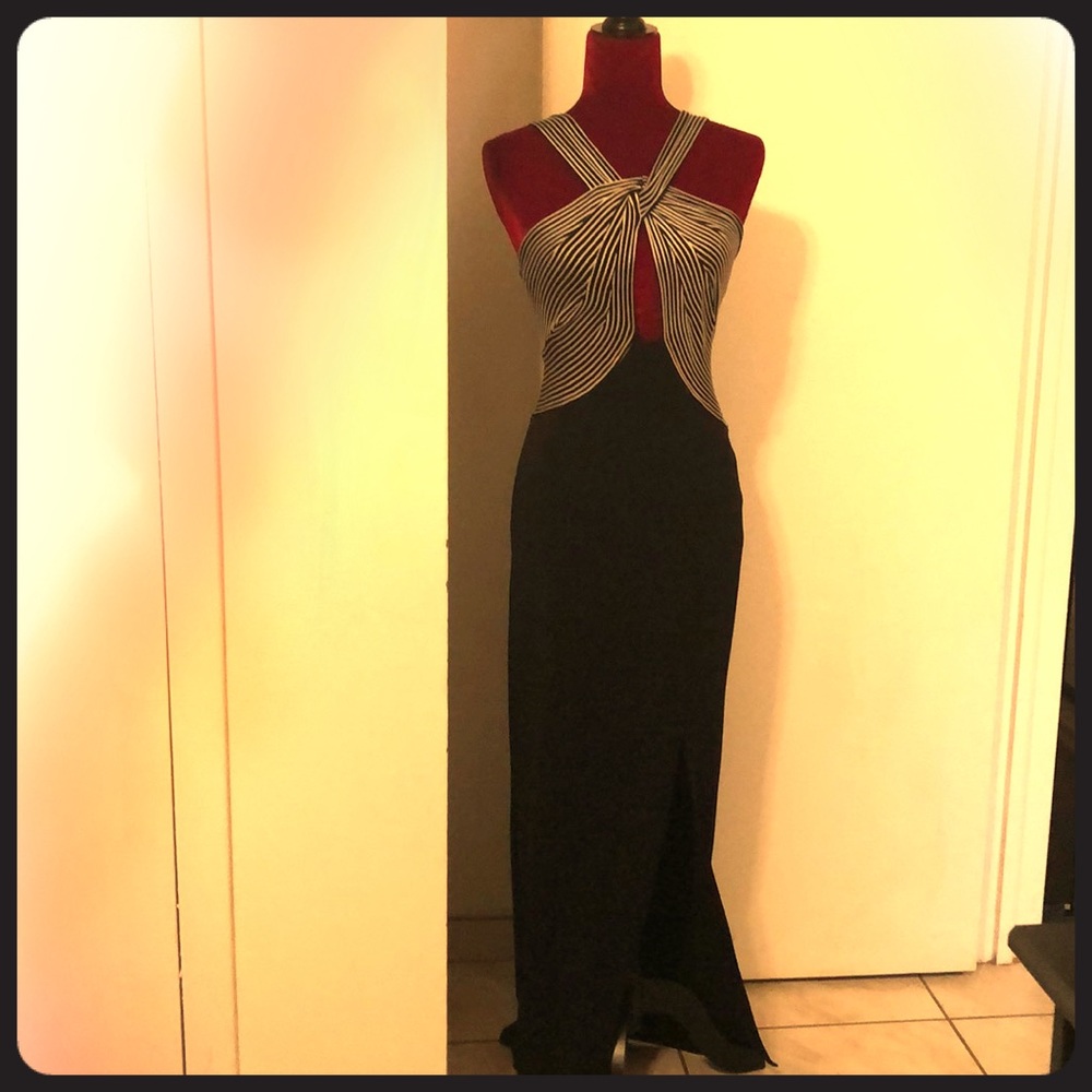 Sexy black/white criss cross spandex gown. 💋💋